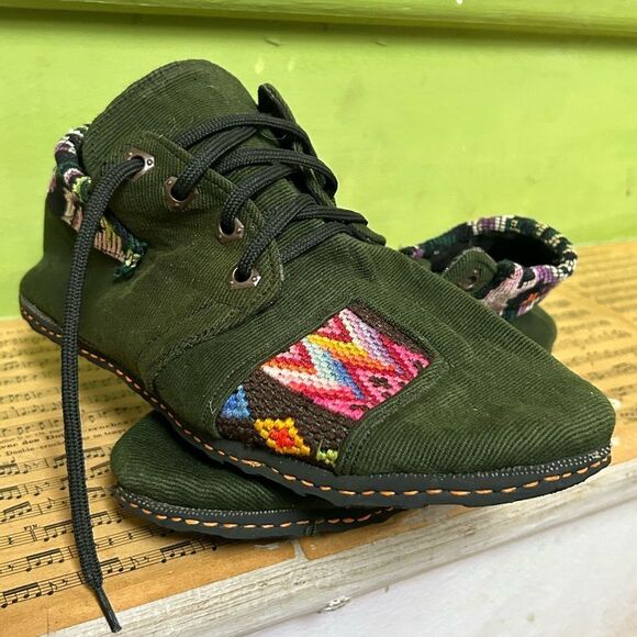 Embroidered Green Women's Shoes tagged as 8.5, but fit more like a 9 or 9.5 - Picture 16 of 16